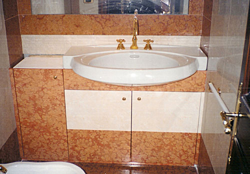 Finto marmo realizzato in un bagno