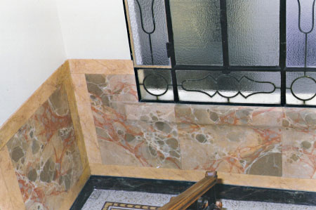 Panello di finto marmo realizzato lungo una scala